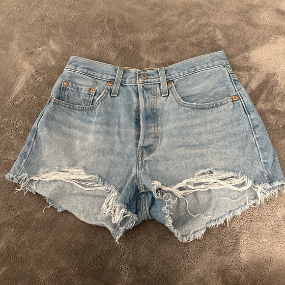 Levi’s 501 Shorts - Picture 1 of 4